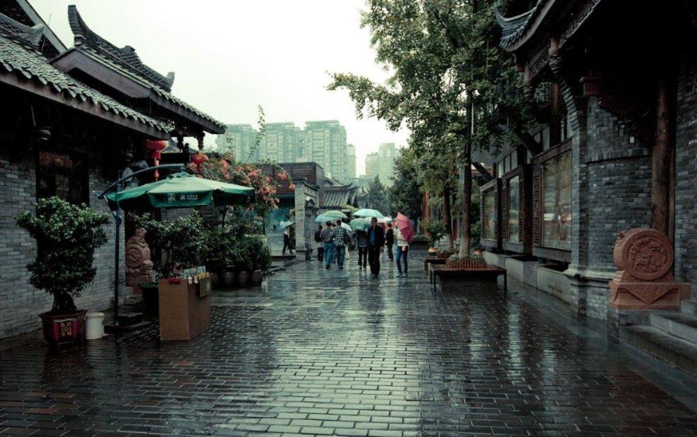 杨钰莹终究是老了,在美颜下看似年轻,但身材却暴露了真是年龄!